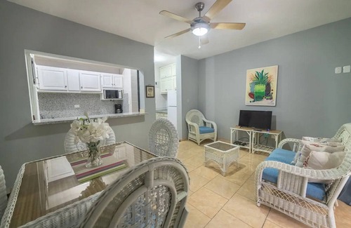 ProCab Apartamento | Ground-floor apt, pool, 1-minute walk to beach/supermarket, perfect for seniors!