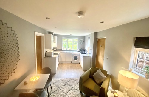 Chester Apartamento | A short walk to the City, with free parking: this place oozes class!