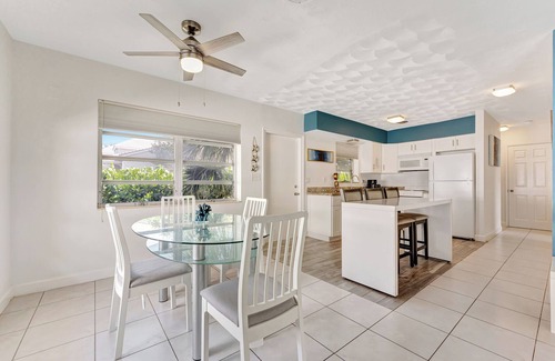 Dolphin Isles Apartamento | A short walk to the beach