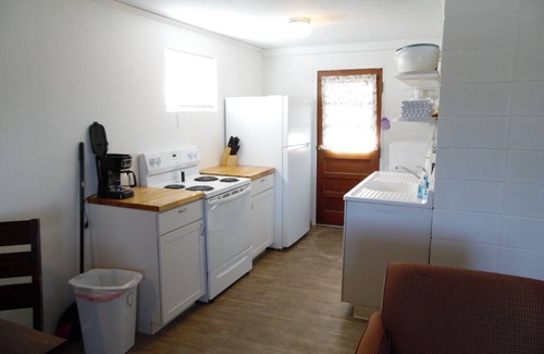 Jenkins Apartamento | A Simple, Clean, and Quiet Lakeside Getaway