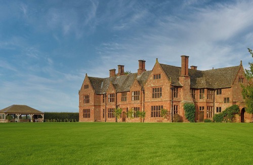 Loppington Cabaña | A simply stunning Edwardian red sandstone Arts and Crafts country house.