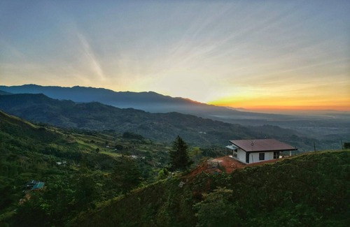 Berlín Casa | A single-family home w/ a serene view. Nonsmoking and pet-friendly environment.