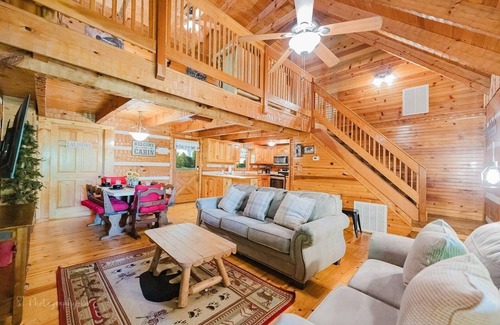Gatlinburg - Pigeon Forge Cabaña | A Slice Of Heaven 2 Bedroom Cabin by RedAwning
