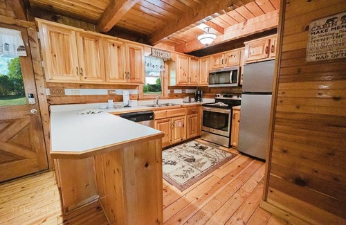 Gatlinburg - Pigeon Forge Cabaña | A Slice Of Heaven 2 Bedroom Cabin by RedAwning