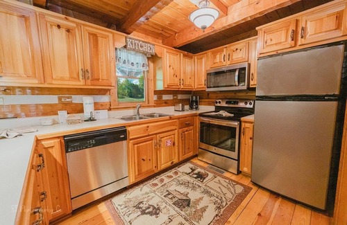 Gatlinburg - Pigeon Forge Cabaña | A Slice Of Heaven 2 Bedroom Cabin by RedAwning