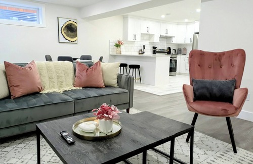 Chestermere Apartamento | A Slice of Heaven in Chestermere by Eagles Wings Homes