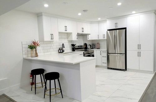 Chestermere Apartamento | A Slice of Heaven in Chestermere by Eagles Wings Homes