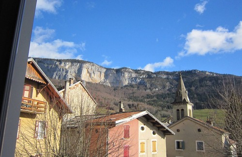 Saint-Martin-en-Vercors Casa | Una casa entre pueblo, campo y bosque, espaciosa y acogedora.