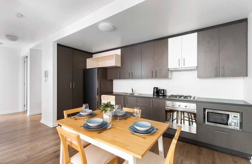 Collingwood Apartamento | A Spacious 2BR Apt with a Courtyard & FREE Parking