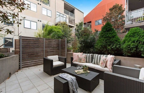 Collingwood Apartamento | A Spacious 2BR Apt with a Courtyard & FREE Parking