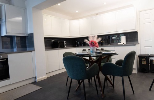 Two Mile Ash Casa | A spacious 4 bedroom house equipped with modern amenities and free parking.