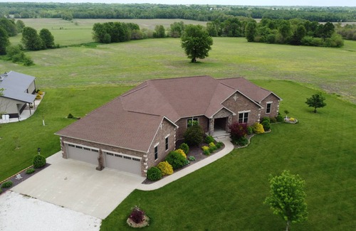 Brookfield Casa | A spacious 6,000 sq. ft. serene lodge setting. Sleeps up to 12