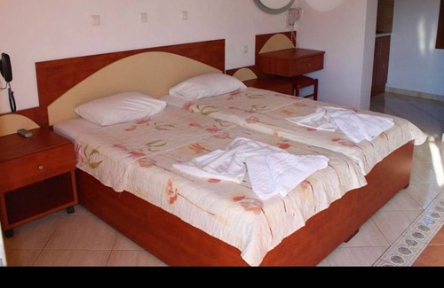 Anaxos Apartamento | Un amplio y luminoso estudio con balcón.