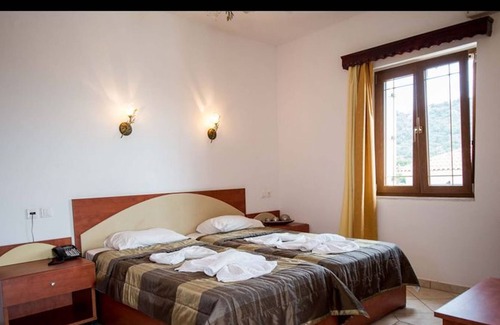 Anaxos Apartamento | Un amplio y luminoso estudio con balcón.