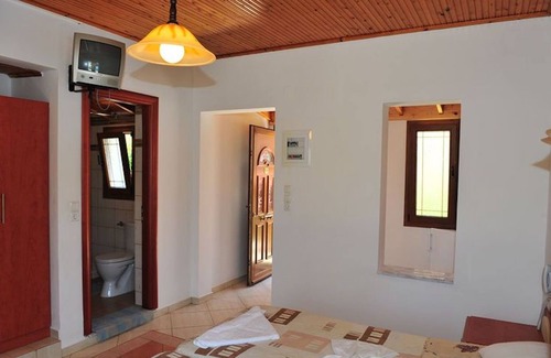 Anaxos Apartamento | A spacious and bright studio with balcony