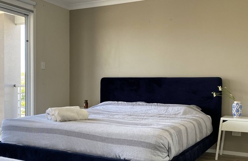 Port Noarlunga South Casa | A spacious house steps away from the beach close to McLaren Vale