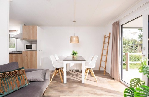 Zuna Cabina | A spacious bungalow with a nice veranda and a view of the playground