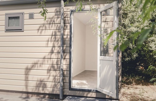 Zuna Cabina | A spacious bungalow with a nice veranda and a view of the playground