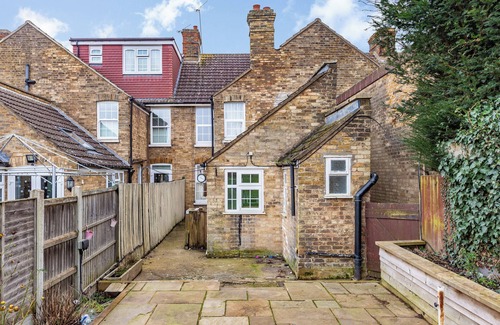 Sittingbourne Casa | A spacious cottage-styled house with 4 bedrooms located in Sittingbourne