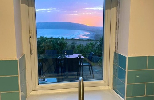 Mynytho Cabaña | A spacious, detached, modernised cottage near Abersoch with stunning sea views.