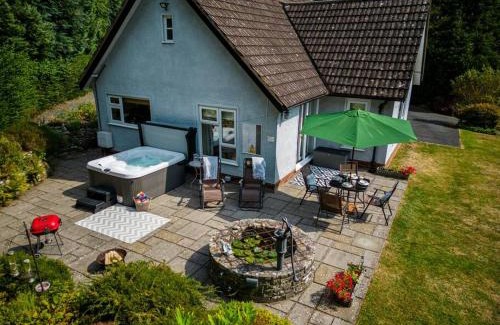 Kington Casa | A spacious hidden gem with hot tub, lovely garden & views