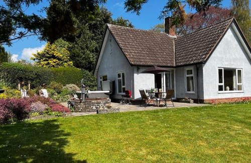 Kington Casa | A spacious hidden gem with hot tub, lovely garden & views