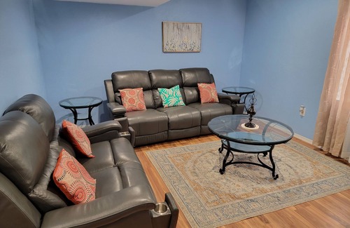 Aurora Casa | A Spasious staying large basement in a great residential location.