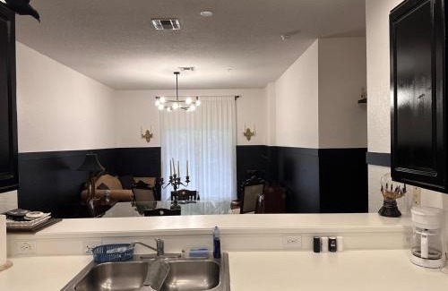 Bahama Bay Apartamento | A Spooktacular Haunted Mansion.
