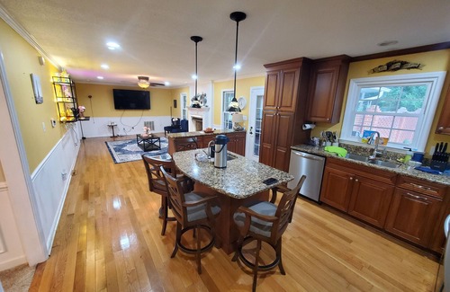 Gastonia Casa | A Sprawling, Split-Level Charmer!