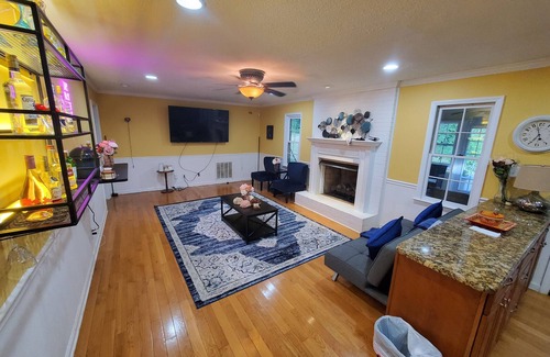 Gastonia Casa | A Sprawling, Split-Level Charmer!