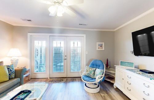 Pine Knoll Shores Apartamento | A Step from the Beach