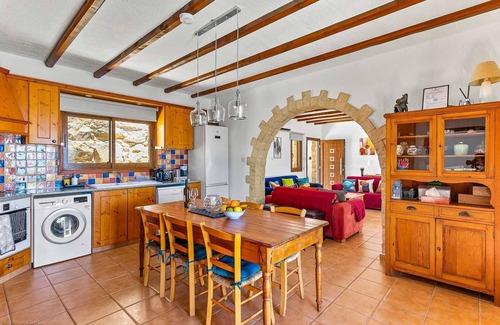 Peyia Town Villa | Una villa de una sola planta construida en piedra con capacidad para 6 personas en 3 habitaciones / increíbles vistas al mar.
