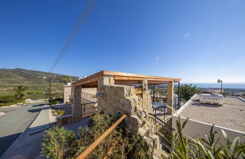 Peyia Town Villa | Una villa de una sola planta construida en piedra con capacidad para 6 personas en 3 habitaciones / increíbles vistas al mar.