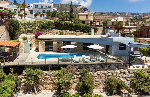 Peyia Town Villa | Una villa de una sola planta construida en piedra con capacidad para 6 personas en 3 habitaciones / increíbles vistas al mar.