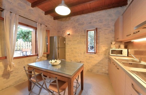 Kalyves Villa | Una villa de piedra con maravillosas vistas al mar, a solo 250 metros de la playa de arena