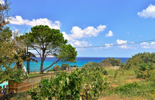Kalyves Villa | Una villa de piedra con maravillosas vistas al mar, a solo 250 metros de la playa de arena