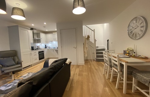 New Forest District Cabaña | A stroll to Ringwood, near to New Forest & South Coast Beaches. Private Parking