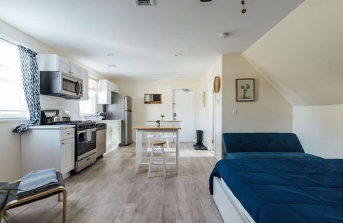 Ewing Apartamento | A+ Studio | Prof. Cleaned + Sanitized + Discounts