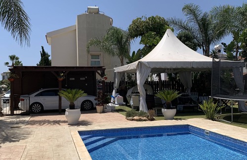 Ayia Thekla Villa | Una impresionante villa de playa con jardines tropicales.