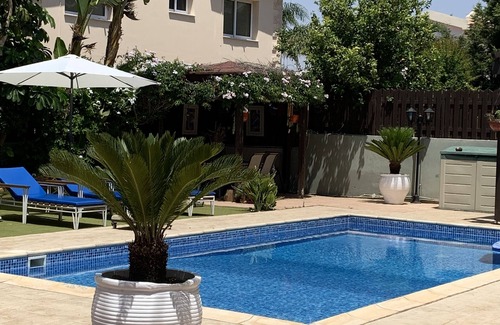 Ayia Thekla Villa | Una impresionante villa de playa con jardines tropicales.