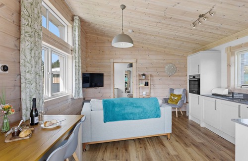 Braunton Casa | A stunning pet-friendly one-bedroom lodge with open plan living, private deck and hot tub.