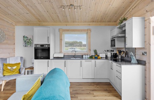 Braunton Casa | A stunning pet-friendly one-bedroom lodge with open plan living, private deck and hot tub.