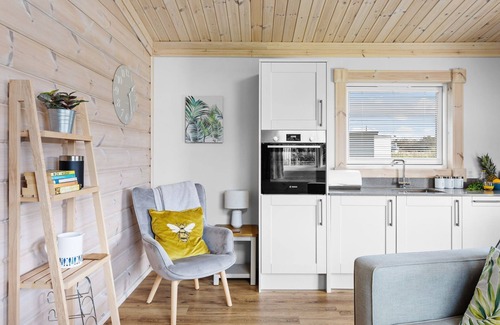 Braunton Casa | A stunning pet-friendly one-bedroom lodge with open plan living, private deck and hot tub.