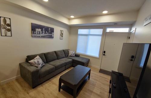 Southeast Calgary Apartamento | A stylish 2 BDR with a blend of cozy and peace!