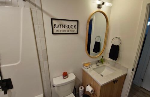 Southeast Calgary Apartamento | A stylish 2 BDR with a blend of cozy and peace!