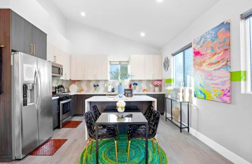 North Hollywood Casa | A- Stylish and Comfy NoHo Retreat- 5 Star Area, Hot Tub