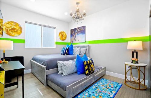 North Hollywood Casa | A- Stylish and Comfy NoHo Retreat- 5 Star Area, Hot Tub