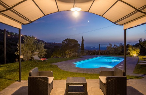 Ferretto Cabaña | A stylish Tuscan cottage for four people with stunning views over the valley and Cortona