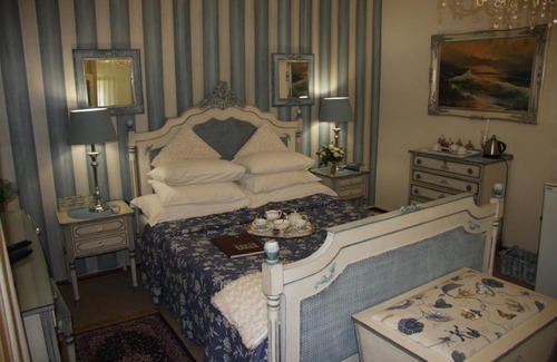 Universitas Casa | A Summer Place Boutique Guest House