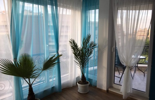 Chernomorets Apartamento | Un lujoso apartamento soleado, a un paso de la playa.